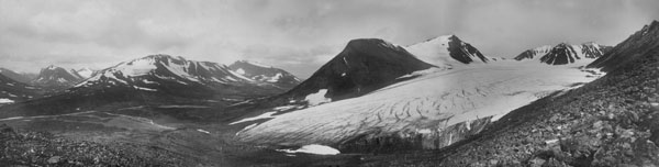 Panorama med Mikkaglaciären. Glasnegativ nr 1484, 1483 resp. 1482